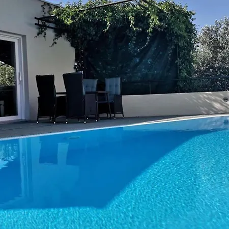 Apartment With Private Pool - Klarisa